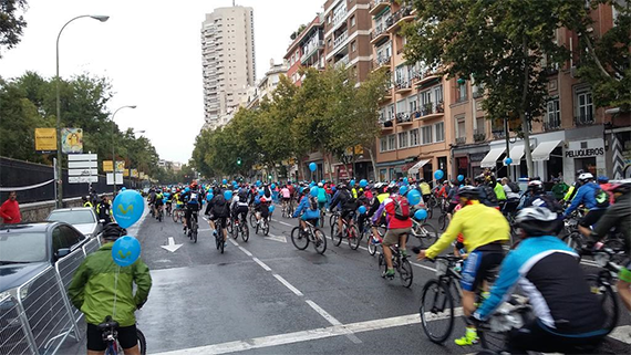 Miles de ciclistas toman las calles de Madrid en la Fiesta de la Bici 2015