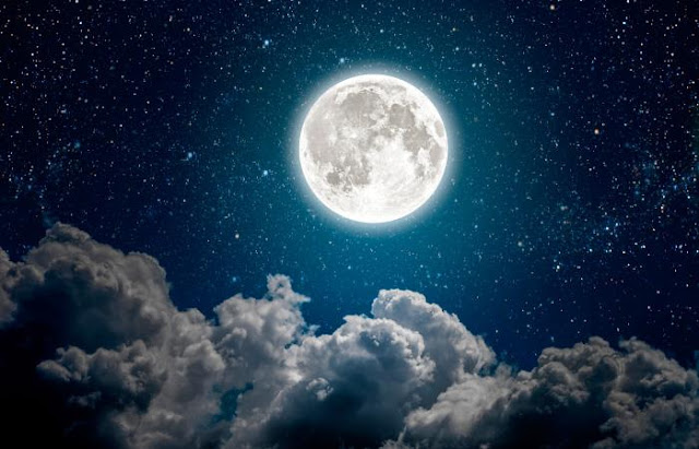 La luna brilla debido a que refleja la luz del sol, pero no emite su propio brillo