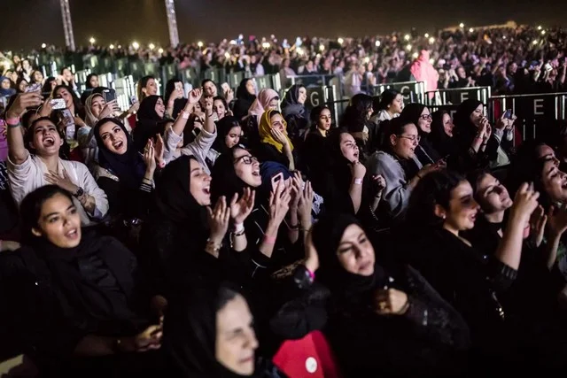 perempuan ibukota Arab Saudi nampak berubah penampilannya dari kebanyakan perempuan Arab S Saudi Makin 'Liberal', Perempuan Riyadh Banyak Melepaskan Cadar dan Tak Pakai Abaya
