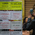Crise leva pessoas com diploma a trabalhos como recepcionista e faxineiro