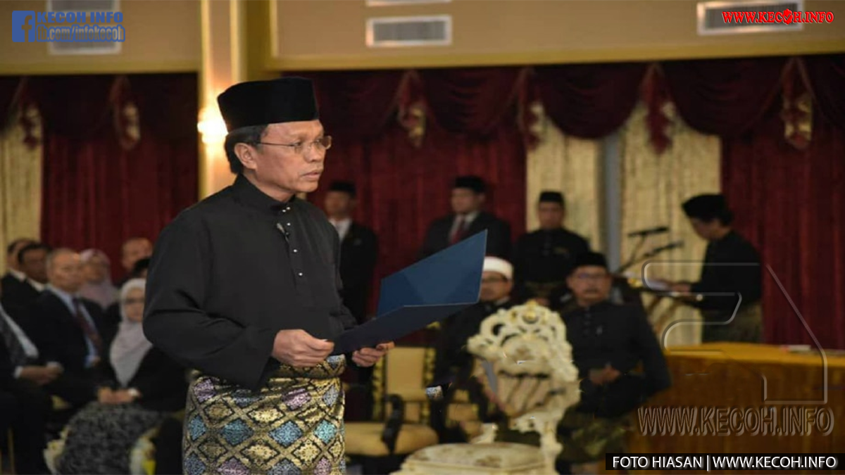 Datuk Seri Mohd Shafie Apdal Sah Ketua Menteri Selepas Mengangkat Sumpah Tapi  Tan Sri Musa Aman Enggan Dan Nafi Letak Jawatan