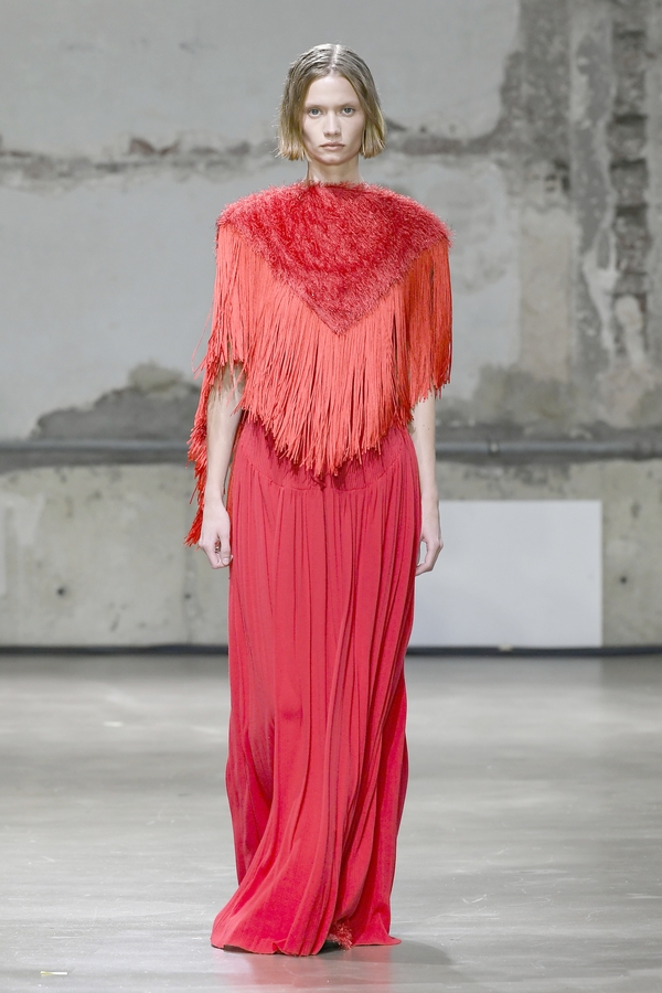Défilé EENK à la Fashion Week de Paris : robe à frange orange