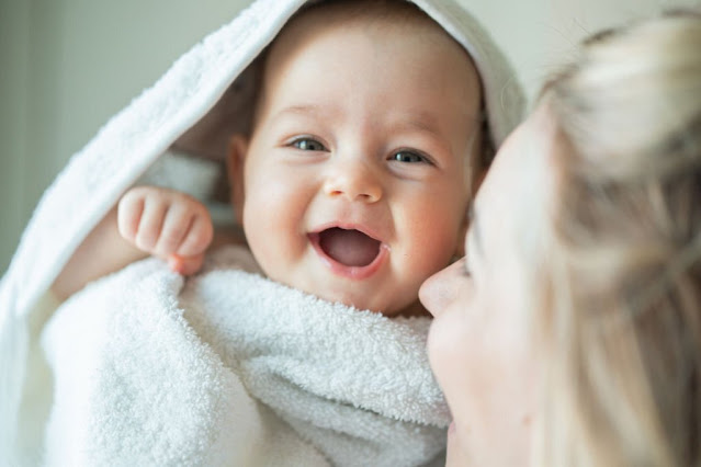 Mengenal Tanda-tanda Bahagia dan Sehat pada Bayi Anda