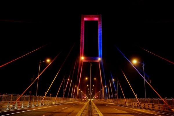  FOTO  JEMBATAN SURAMADU DI MALAM HARI RUMAH MINIMALIS MODERN 