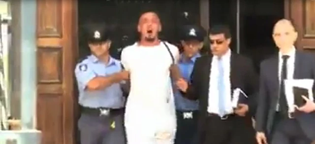 فيديو مسجون ليبي يصرخ ويكبر اثناء خروجه من المحكمة مالطيه  فى مالطه malta masjun libiin yusarikh wayakbur 'athna' khurujih min almahkamat maltih