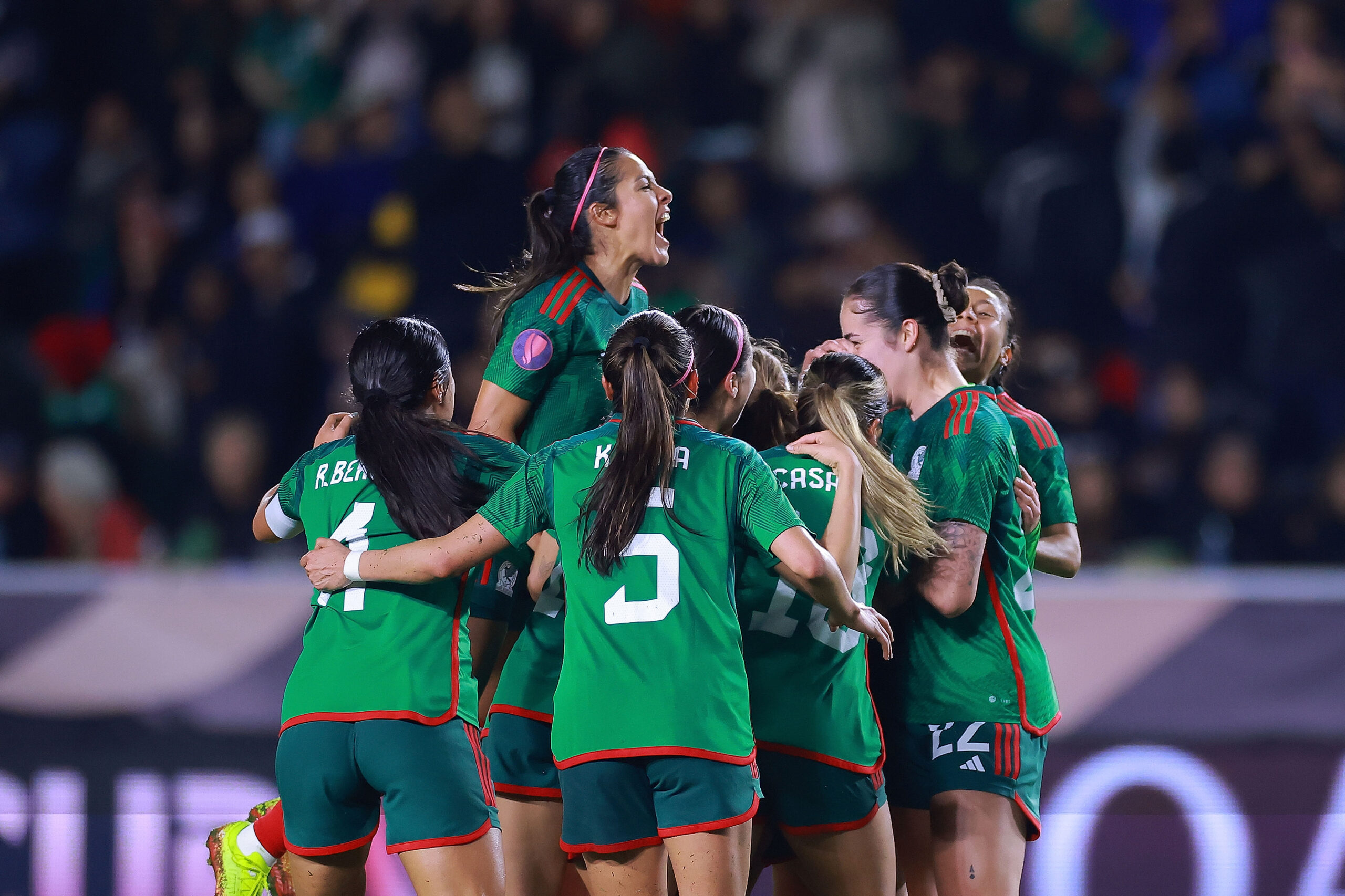 Jugadoras de la Selección femenil mexicana de futbol celebrando el triunfo ante EEUU en la Copa Oro W 2024 | Ximinia