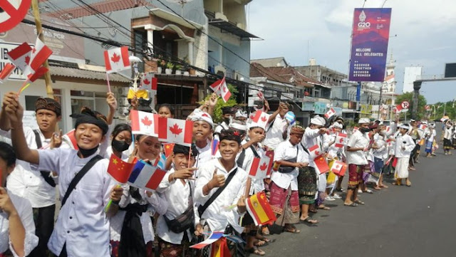 Ratusan Siswa Antusias Sambut Delegasi G20 di Sekitar Bandara Ngurah Rai