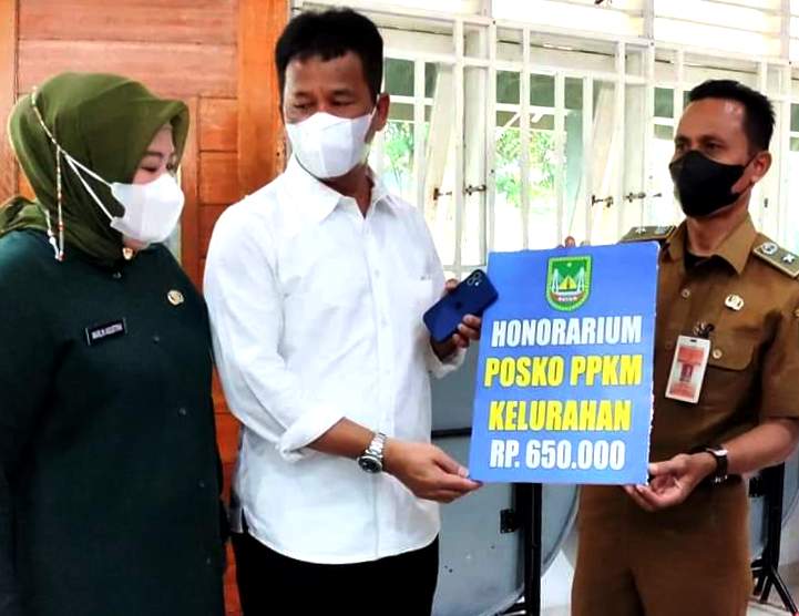 Pengurus Posko PPKM Terima Insentif, Ini Pesan Wagub Kepri dan Wako Batam