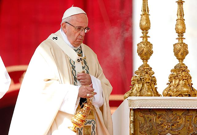 pope francis incense the altar
