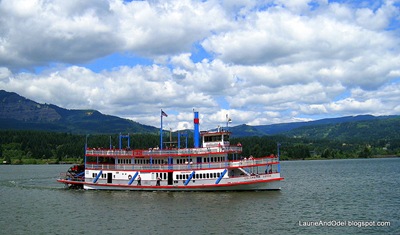 The sternwheel Columbia Gorge coming into the dock at Cascade Locks