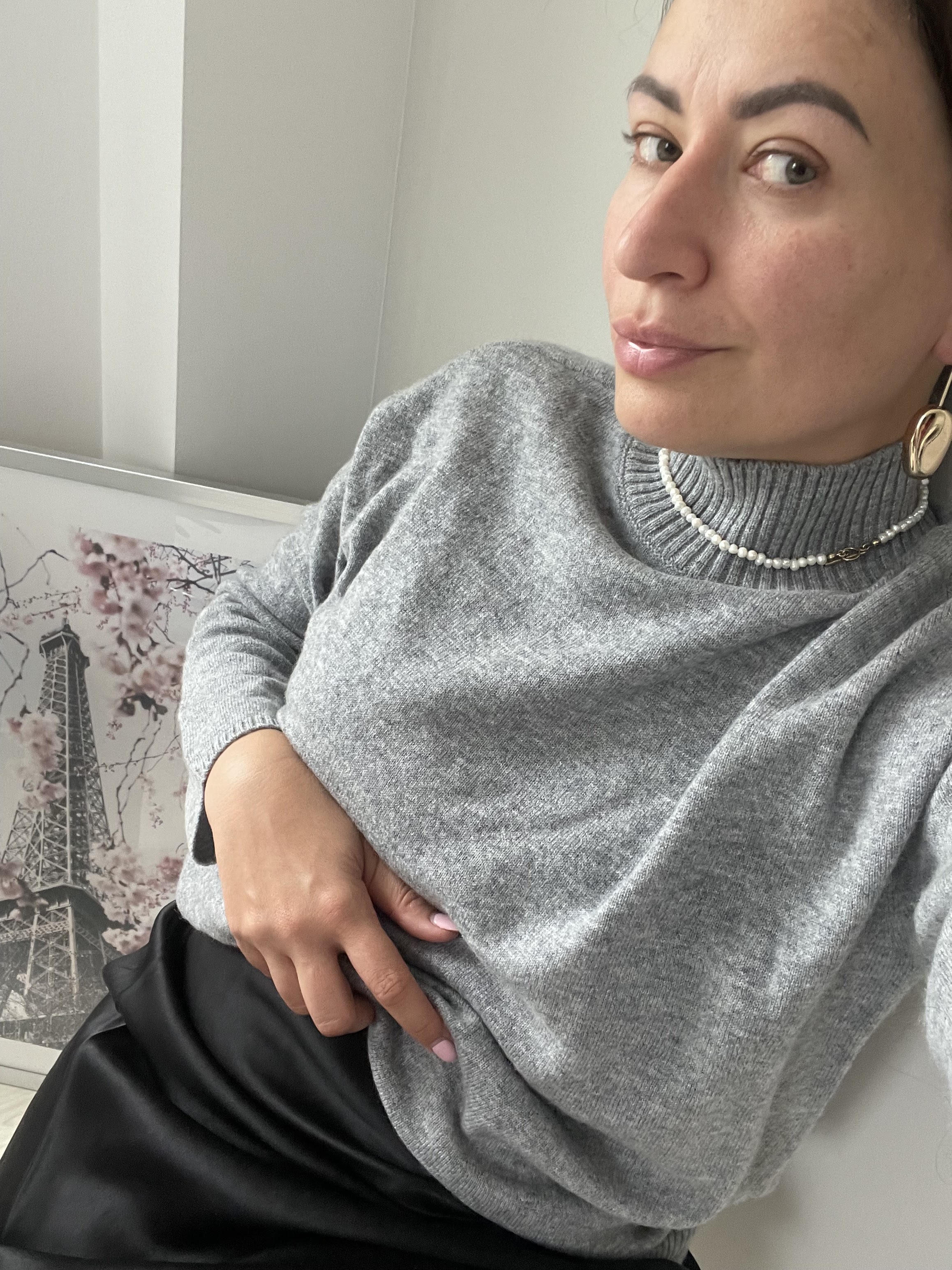 kaszmirowy swetr bonprix, naszyjnik Sotho, Sukienka Lovli Silk, jedwabna sukienka, cashmere bonprix sweater, silk slip on dress, bizuteria Sotho, pearls, perelkowy naszyjnik Sotho