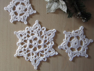 free crochet pattern, snowflake, lacy, doily, coaster, worsted weight, acrylic yarn, Red Heart