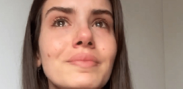 Camila Queiroz chora após briga com a Globo: 'Nunca vivi algo parecido'