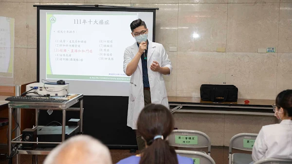 ▲活動在大腸直腸科陳長瑋醫師健康宣講「如何預防大腸癌 」揭開序幕。（記者林明佑翻攝）