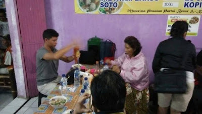 AGEN POKER - Heboh, Menteri Susi Makan Bakso Di Warung