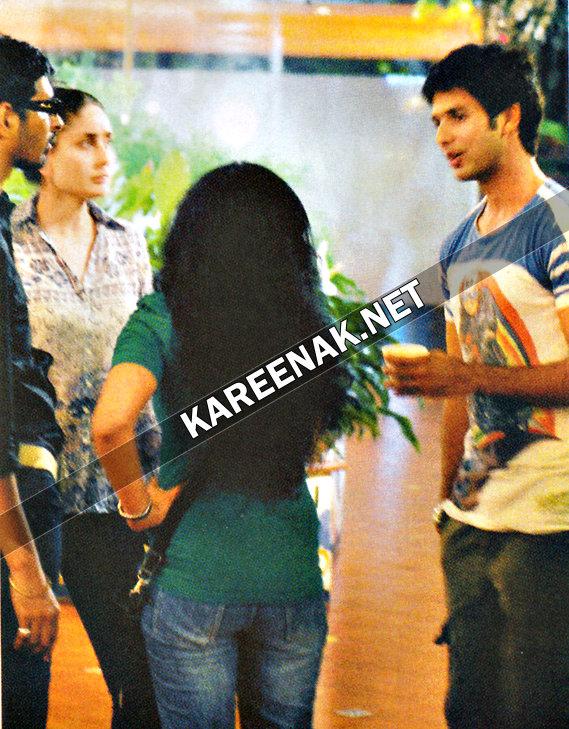  - Kareena Kapoor Spotted With Shahid Kapoor, Priyanka chopra At Backstage Of Filmfare Awards