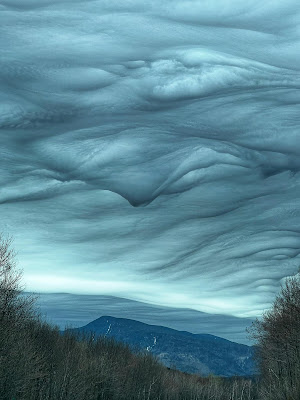 nuages en forme de vague inversée