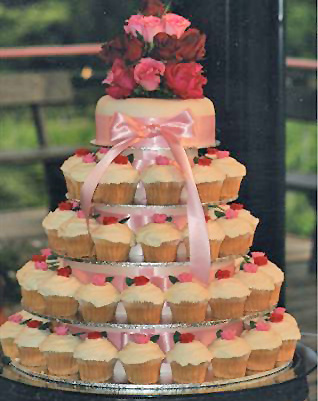 Cupcake wedding cakes are a great alternative to traditional wedding cakes