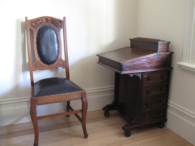 chair and desk (Large)