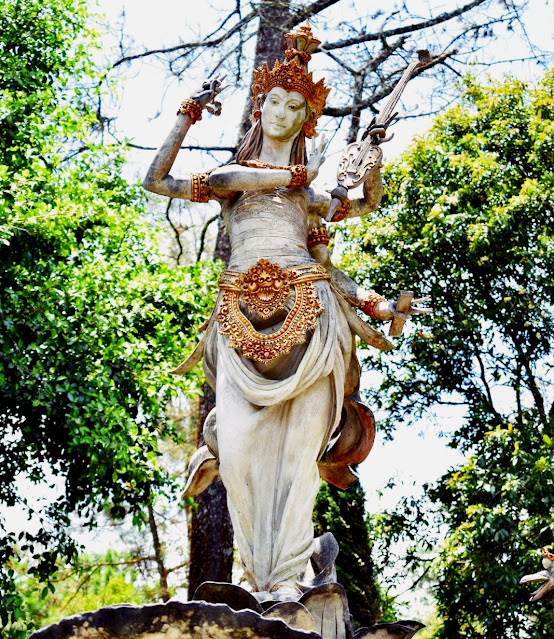 Patung Dewi Saraswati. Sumber foto (https://www.instagram.com/xiwox_woko/)