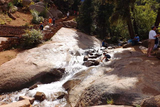 Cheyenne Mountain State Park is located in Colorado Springs. As you may have noticed, Americans are called " park " any place designated for recreation. And this, like the park, located on one of the local mountains. Gore is refined, over 20 km for walking and cycling. For lovers of extreme sports there is a territory with a sign warning of the dangerous area.   Exceptionally clean air and uphill is not only the " intoxicating " but it makes breathing more often. The higher you climb, the harder it is to breathe faster and get tired  That much important for the whole area of the park are benches for rest and even a toilet.    At the entrance to the park hanging map, and anyone can point out where he came from. I was very surprised that in Russia were designated only Moscow and St. Petersburg. Although only lives in Colorado Springs, a lot of Russian ... Ah, Russian, boasting that generous, and spared themselves the dollar on push pin. It's a shame I felt. I wanted to also specify Togliatti on the map. John pointed his hometown.     In a local shop to buy souvenirs and even 24-karat gold for $ 8. Or try to find their own semi-precious stones and gold. It's enough to buy a bottle for $ 2, and imagine that we prospectors for gold mining source .  Gold of course we do not deposit but the interesting stones have collected.  Conversely, we came back here after such tunnels in the mountains. The tunnels are very narrow. Through them can pass only one car. Therefore, when entering a tunnel, ensure that the meeting does not go car.  Cheyenne Mountain State Park расположен в г. Колорадо Спринг.  Как вы уже заметили, Американцы  называют «парком» любое место, предназначенное для отдыха.  И этот, типа парк, расположен на одной из местных гор. Гора облагорожена, на протяжении 20 км для прогулок пешком и на велосипеде. Для любителей экстрима есть территория с предупредительной табличкой об опасном участке.    Необыкновенно чистый воздух и подъём в гору не только «опьяняет» но и заставляет дышать чаще. Чем выше поднимаешься- тем тяжелее дышать и быстрее устаешь    Что немало важно на всей территория парка стоят скамейки для отдыха и даже есть туалет.    У входа в парк висят карты, и каждый желающий может указать, откуда он приехал. Меня сильно удивило, что из России были обозначены только Москва и Санкт-Петербург. Хотя только в  Колорадо Спрингс живет очень много русских…  Эх, русские, хвастаетесь, что щедрые, а сами пожалели доллар на булавочку. Обидно мне стало. Захотелось тоже указать город Тольятти на карте. Джон указал свой родной город.     В местном магазинчике можно купить сувениры  и даже золота 24 карата за 8 долларов. Или попытаться самим найти полудрагоценные камни и золото. Для этого достаточно купить бутылочку за 2 доллара и представить что мы старатели на золото добывающем источнике.   Золота мы, конечно не намыли. Но красивые камушки насобирали.   Обратно мы возвращались через вот такие туннели в горах. Туннели очень узкие. Через них может проехать только одна машина. Поэтому при въезде в туннель необходимо убедиться, что на встречу не едет машина.