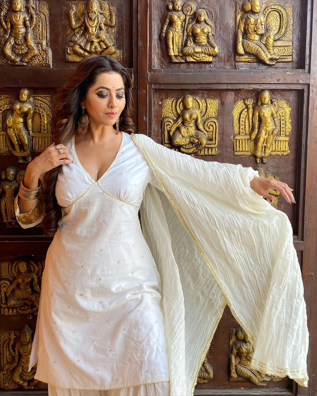 Ridhiema Tiwari cleavage white sharara suit raaz mahal actress