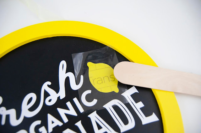 Chalkboard Lemonade Stand Tutorial by Jen Gallacher for www.jengallacher.com #lemons #lemonade #silhouettecame #jillibeansoup #lemonadestand