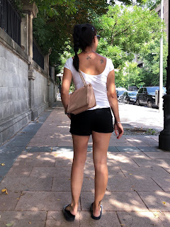 SUMMER OUTFIT,  LOOK Camiseta básica blanca y pantalones cortos chinos con chanclas deportivas