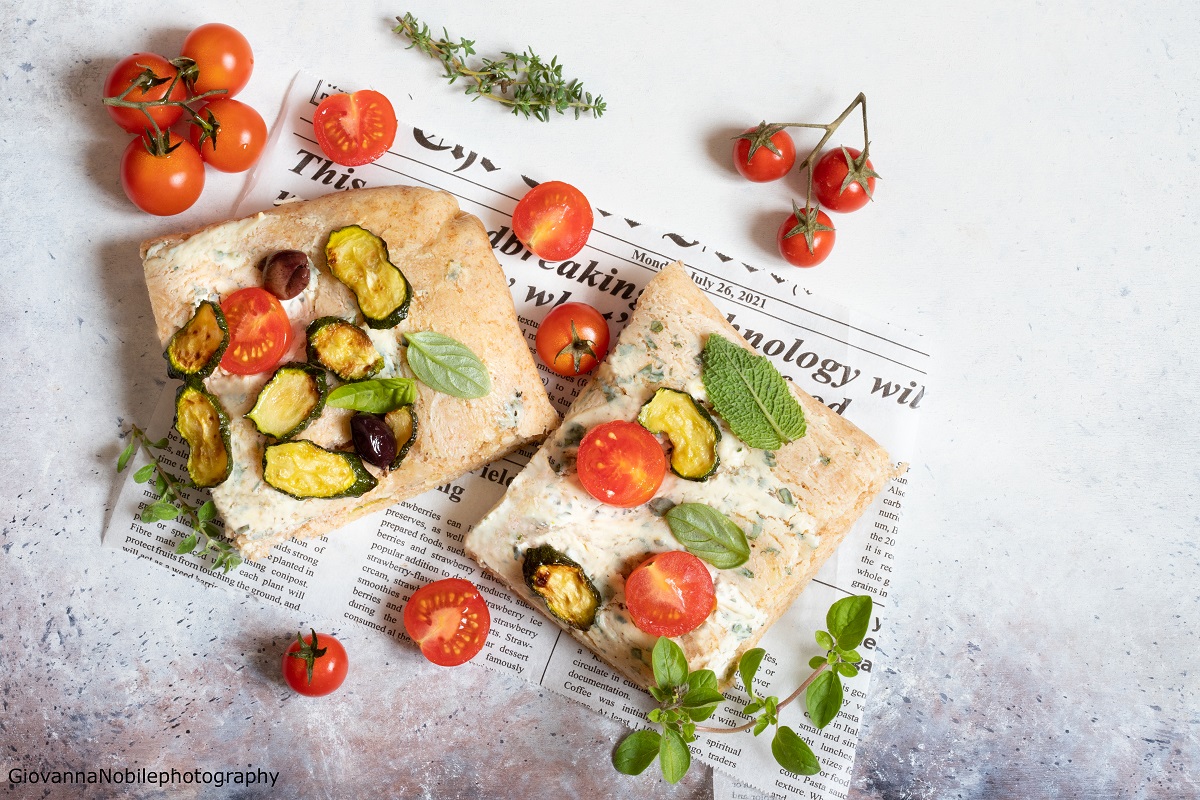 Focaccia con crema di ricotta e zucchine