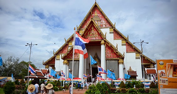 タイ最大の仏像を見に アユタヤはヴィハーン プラ モンコン ボピットへ 参拝者や観光客で賑わう人気スポット 逃げるように旅にでる