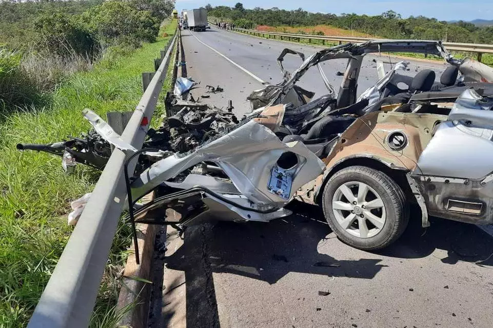 Cinco pessoas de uma mesma família morrem em acidente na BR-135 Montes  Claros, no Norte de Minas