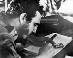 Fidel Castro firma la Ley de Reforma Agraria en Cuba 