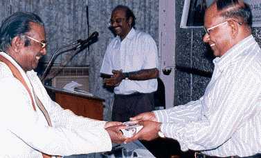 Dr Kirubanidhi, President of Bharatiya Janatha Party Tamilnadu and one of the senior political leaders presenting the memento to Mr T S Raghavan