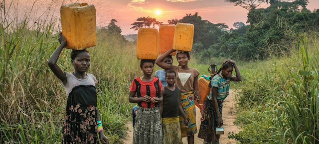 Jóvenes tienen que caminar mucho para recoger agua en Yangambi, República Democrática del Congo.CIFOR/Axel Fassio
