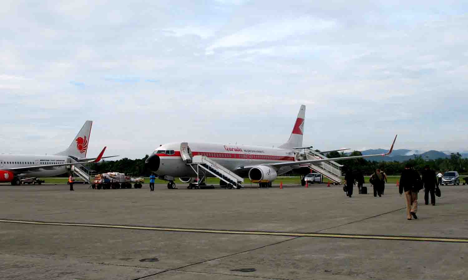 EDIGINTING com PESAWAT GARUDA KOK WARNA MERAH