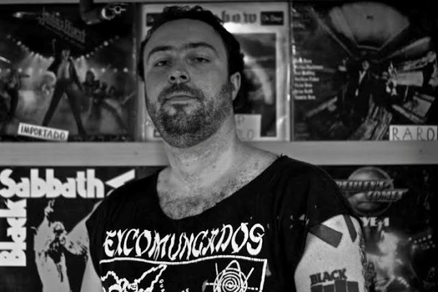O vocalista, baixista e guitarrista Fábio Rodarte, da banda Sarjetas: vídeo explica o início do empreendedorismo dentro do rock (Foto: Divulgação)