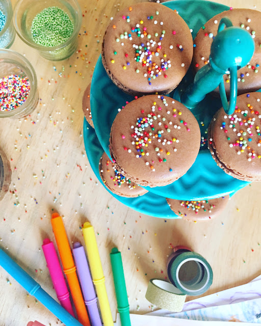 Macarons de chocolate con sprinkles