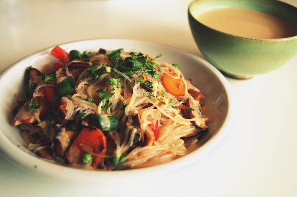 Asiatischer Glasnudel-Salat mit Erdnuss-Kokos-Soße 