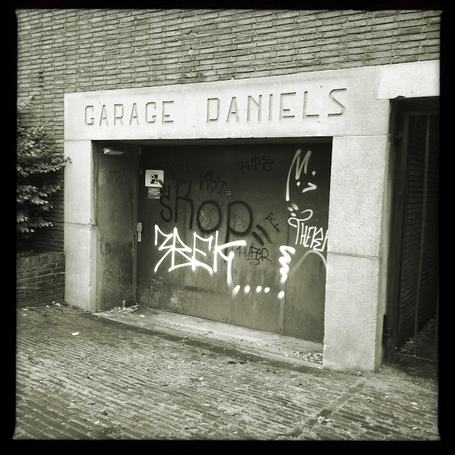 Garage Daniëls, Arnhem. Hipstamatic: Muir + Claunch 72. Foto: Robert van der Kroft