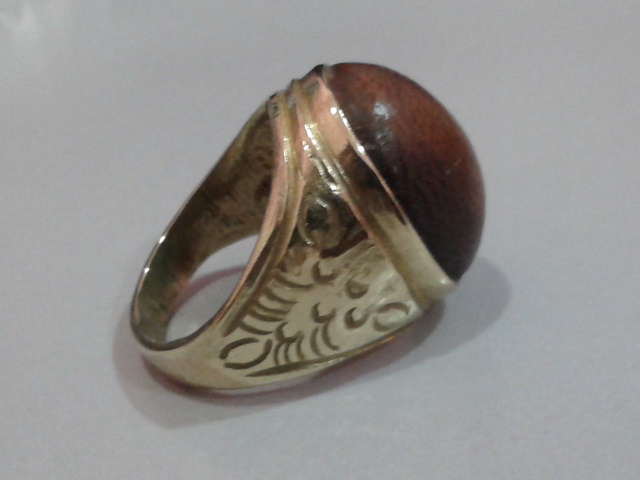 Tesis Aura Cincin  kelor kampung