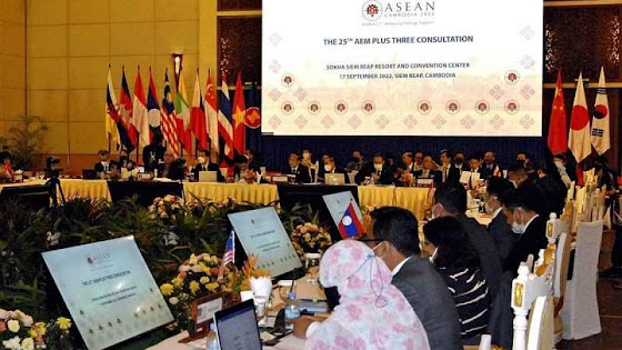 Japan and the United States want to boost economic ties with Asean nations.