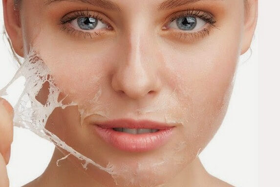 Mengatasi kulit wajah mengelupas akibat kosmetik