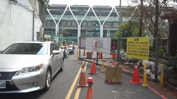 ▲員林火車站後站新生路116巷私人道路，近日遭地主封閉並設置公告。（記者林明佑翻攝）