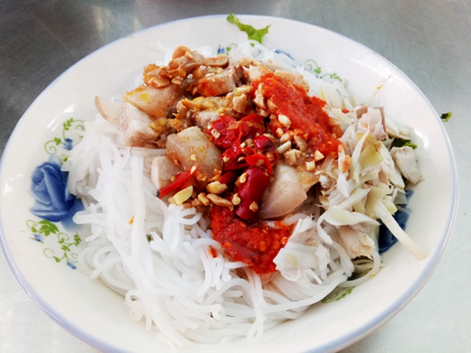 Vietnamese Street Food in Con Market