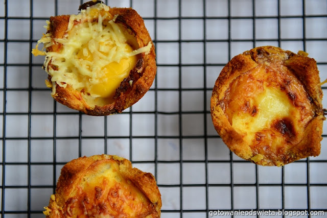 Croque Madam Muffins z sosem beszamelowym