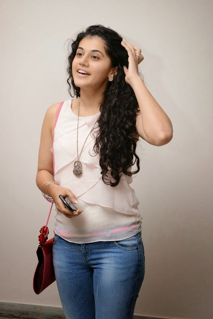 Hot Taapsee Pannu Cute Images in Jeans