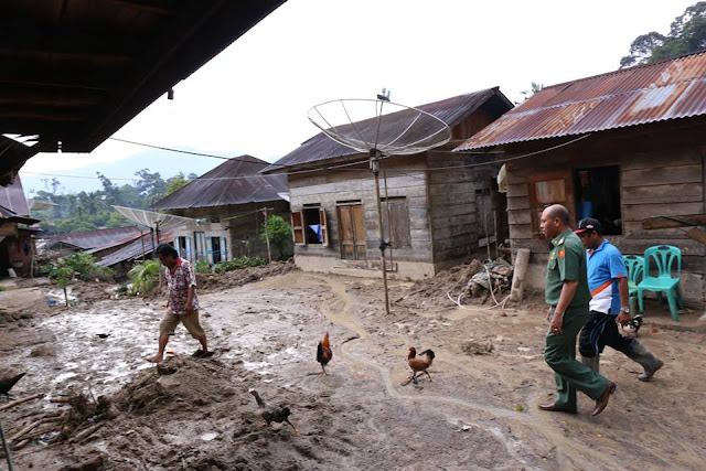 Bupati Taput Nikson Nababan Blusukan Ke Perkampungan Warga