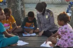 Polwan Polres Jayapura Ajak Anak-anak di Yobeh Belajar Membaca dan Menulis