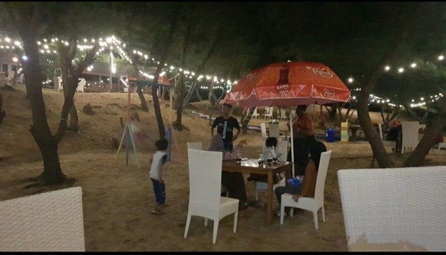 Slopeng Beach Resto;10 Top Kuliner Sumenep