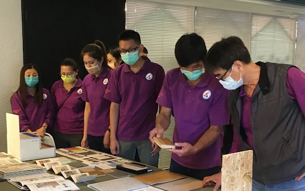 ▲受訓期間安排學員至室內裝修材料公司參觀見學，促進學員了解木料材質。（中彰投分署提供）